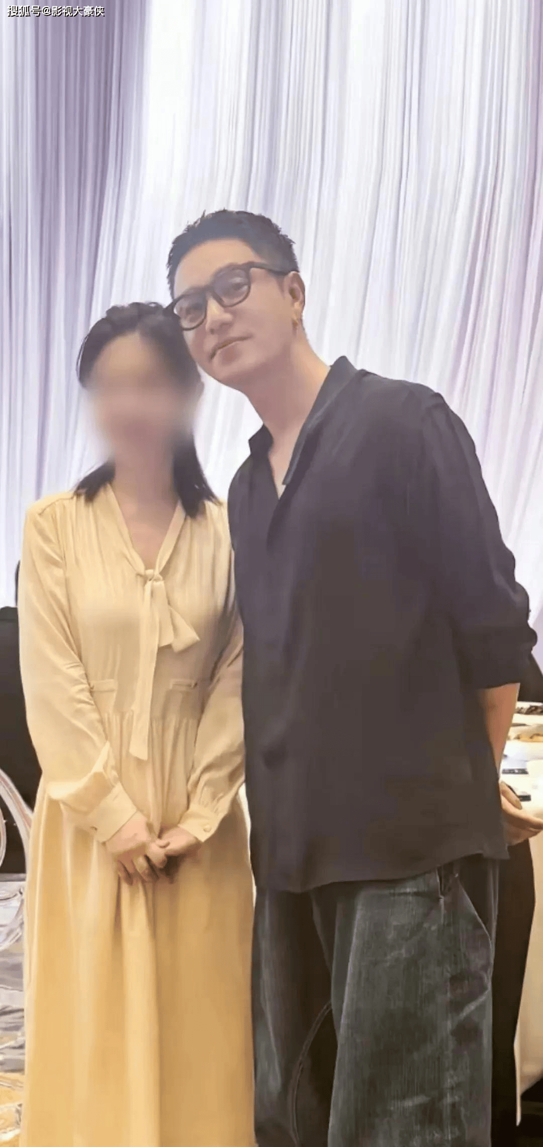 49陈坤回重庆老家，头发剪短显年轻，与家人同框十分温馨！