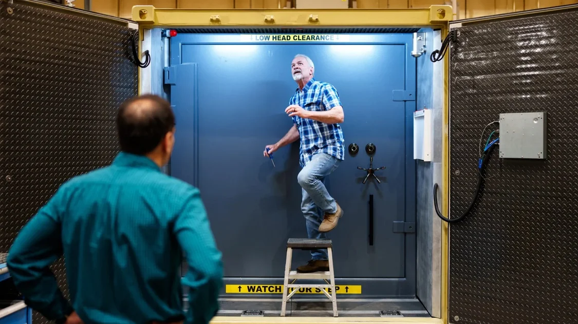 该移动式储存库厚重的防护门上有至少两个安全锁具