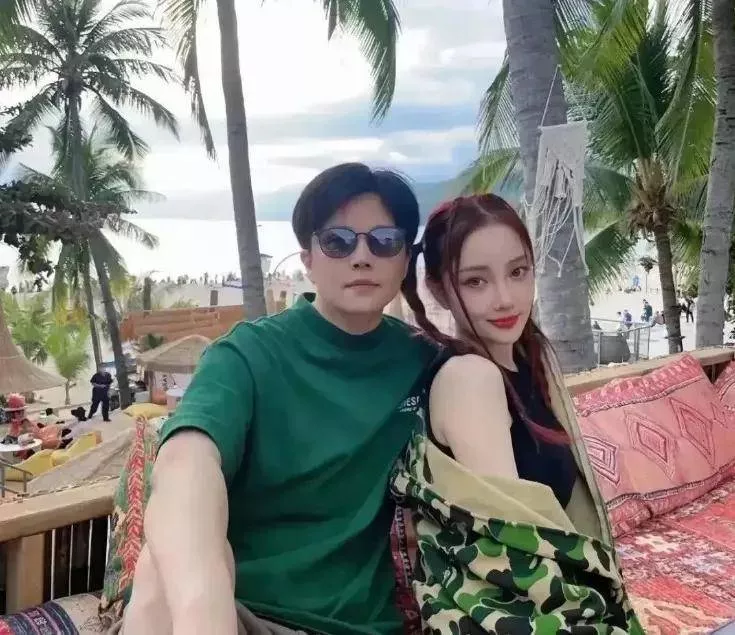 李小璐晒与男子亲密合照，疑似新恋情曝光