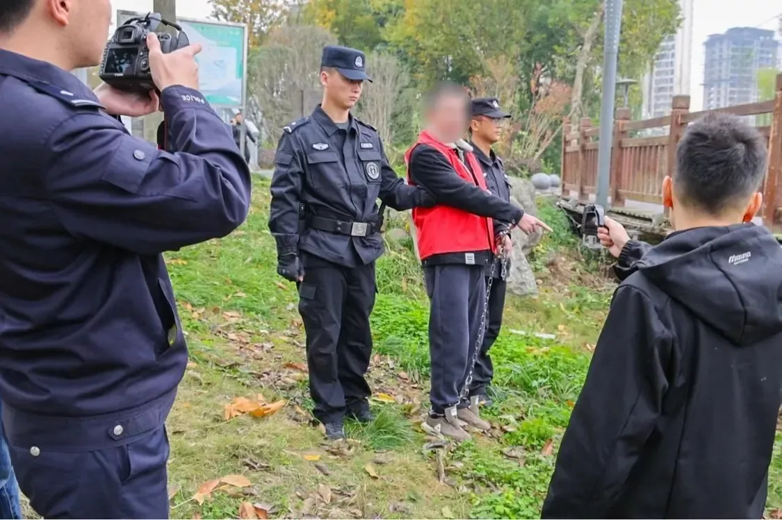 男子劫杀“的姐” 逃亡15年落网 作案后烧红铁片烫掉抓痕