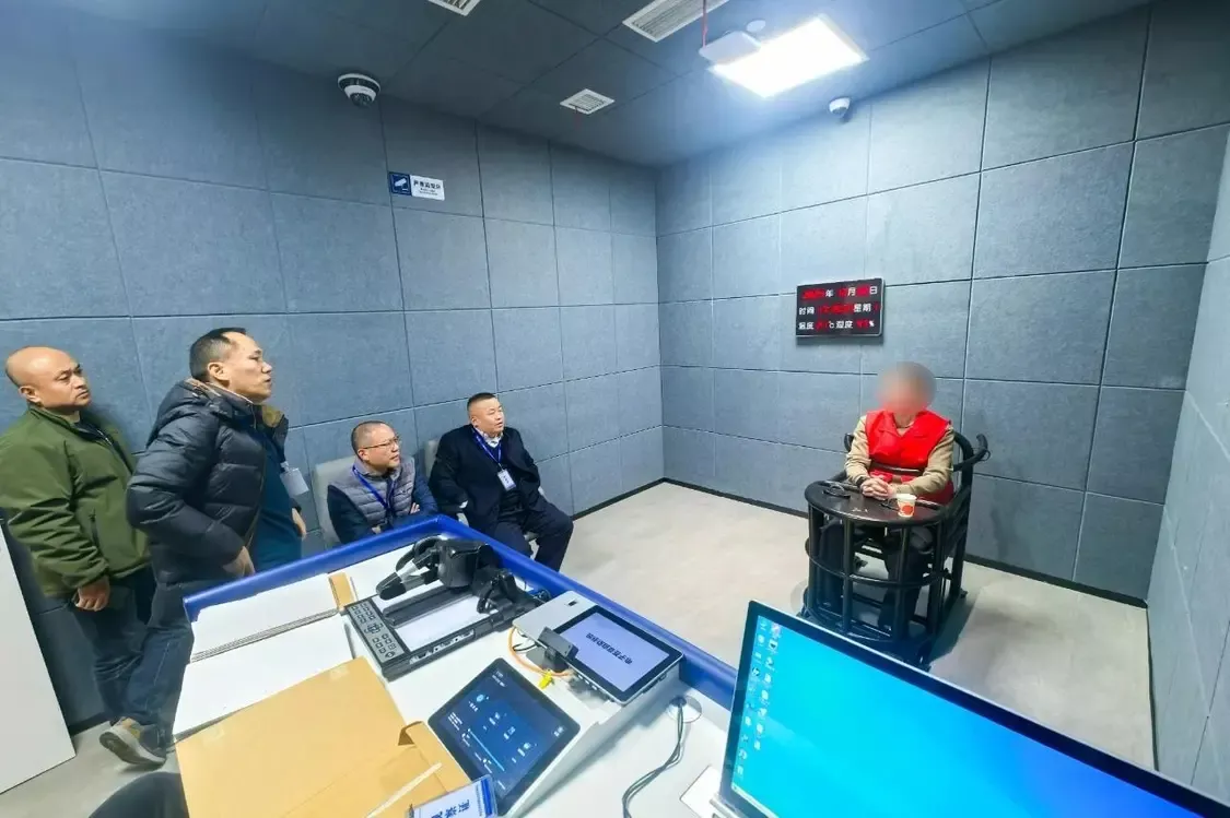 ▲嫌疑人接受审讯