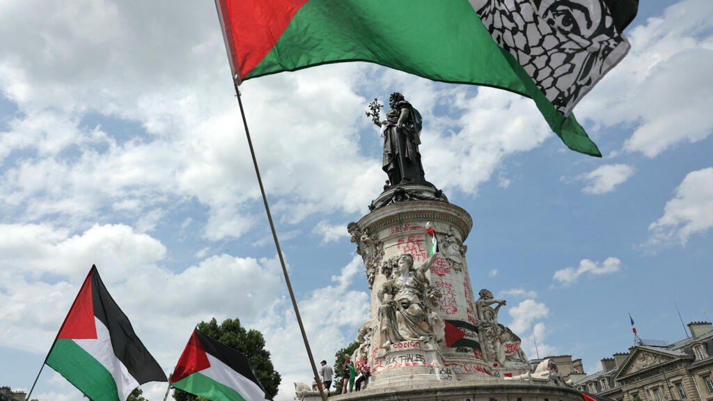 巴黎共和国广场上示威者手中的巴勒斯坦国旗 巴黎共和国广场上示威者手中的巴勒斯坦国旗