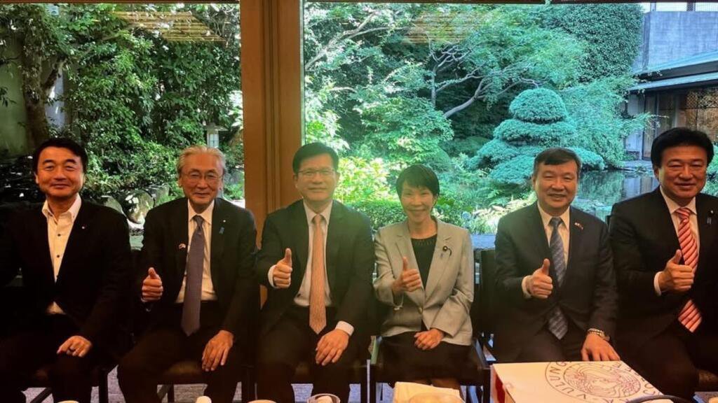 林佳龙（左3）和李逸洋（右2）在日本和亲台派国会议员见面。
