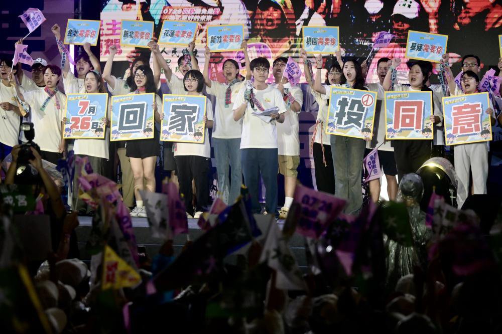 正如同台湾社会曾走过野百合、太阳花，而后逐渐形成今日的公民社会，大罢免运动正是这条路上的又一座里程碑。 （张哲伟摄）