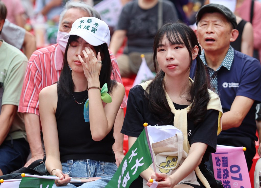 图为青鸟看见开票结果差距越差越大,心情低迷。 (图/姚志平摄)