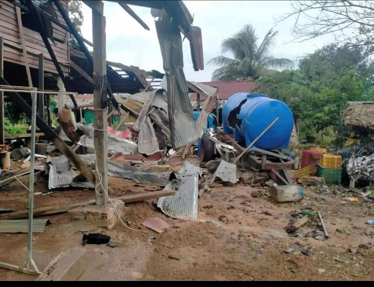 泰军炮击"柬埔寨平民区"!死伤不明民宅遭炸烂画面曝