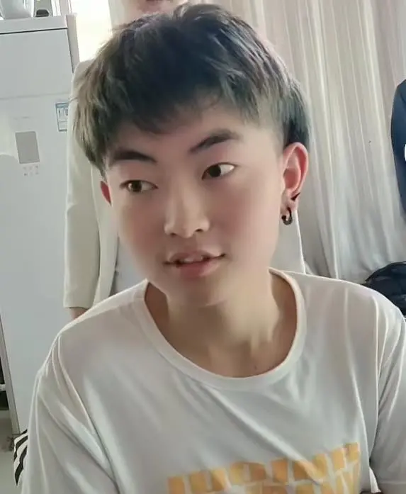 小伙缅甸失联一个月 曾发信息称“接我们的人带着枪”