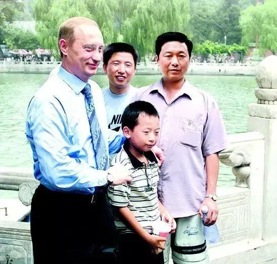 2007年7月，北京北海公园，普京与彭湃（中）合影。