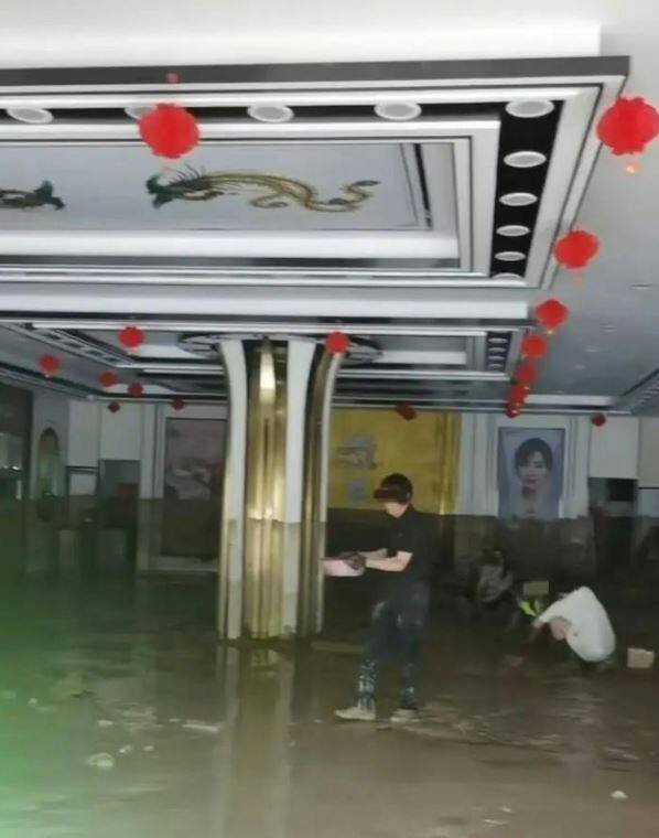 洪水退去后,店内清晰可见淹水痕迹,满目疮痍。(撷取自极目新闻) 洪水退去后,店内清晰可见淹水痕迹,满目疮痍。(撷取自极目新闻)