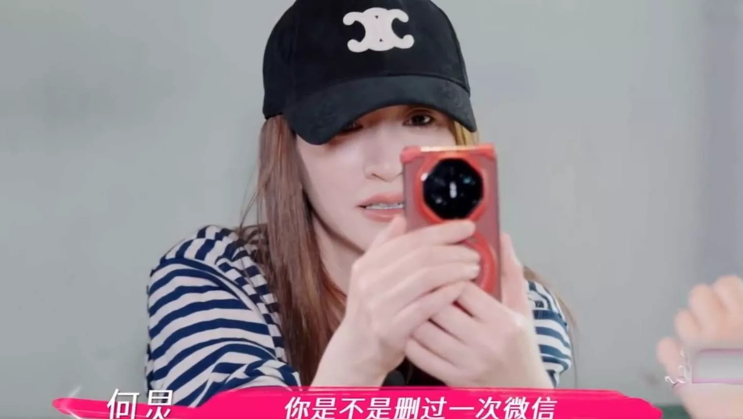 李小冉回应删除何炅好友:已备注“八块腹肌不能删”!