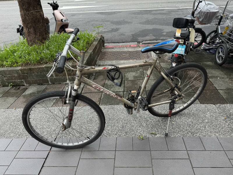 遭撞倒地的少年脚踏车。(记者姚岳宏翻摄) 遭撞倒地的少年脚踏车。(记者姚岳宏翻摄)