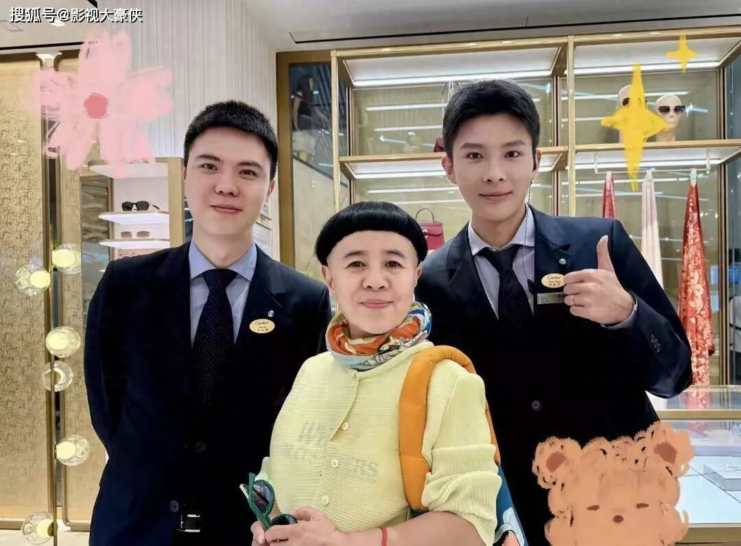 59岁金龟子重庆购物,标志性锅盖头和增高鞋