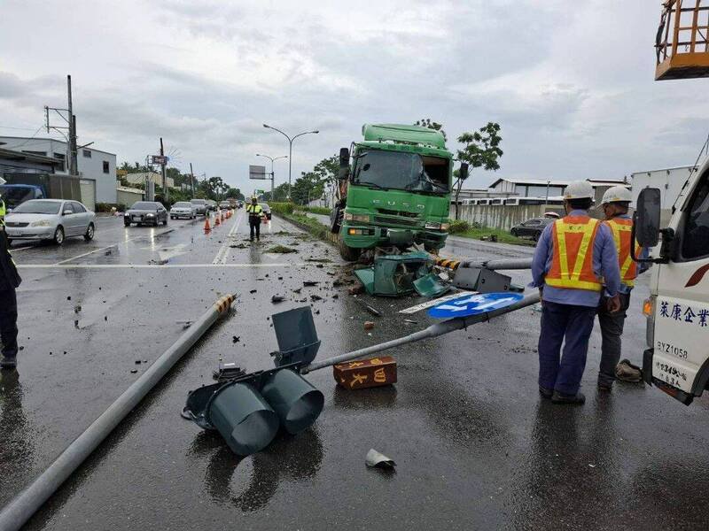 台一线新埤路段今天发生严车车祸。(警方提供) 台一线新埤路段今天发生严车车祸。(警方提供)