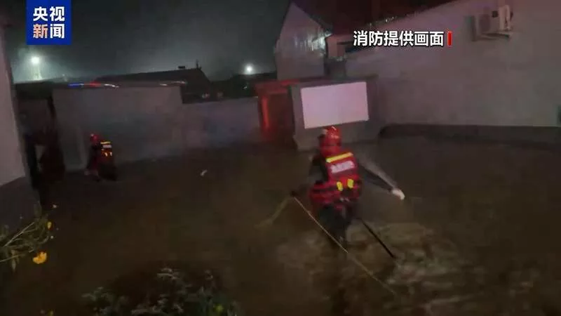 北京密云洪水 游客跳窗逃生 积水涨至胸口