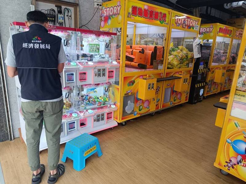 此次稽查以大型连锁自助选物贩卖业者及被检举业者为主,贩售商品主要为洗衣剂、玩具、公仔、布偶、3C配件及玩具吊饰等。(市府提供) 此次稽查以大型连锁自助选物贩卖业者及被检举业者为主,贩售商品主要为洗衣剂、玩具、公仔、布偶、3C配件及玩具吊饰等。(市府提供)