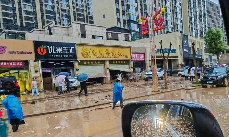 中国银楼数千万首饰被洪水冲走 有人竟带探测仪寻宝