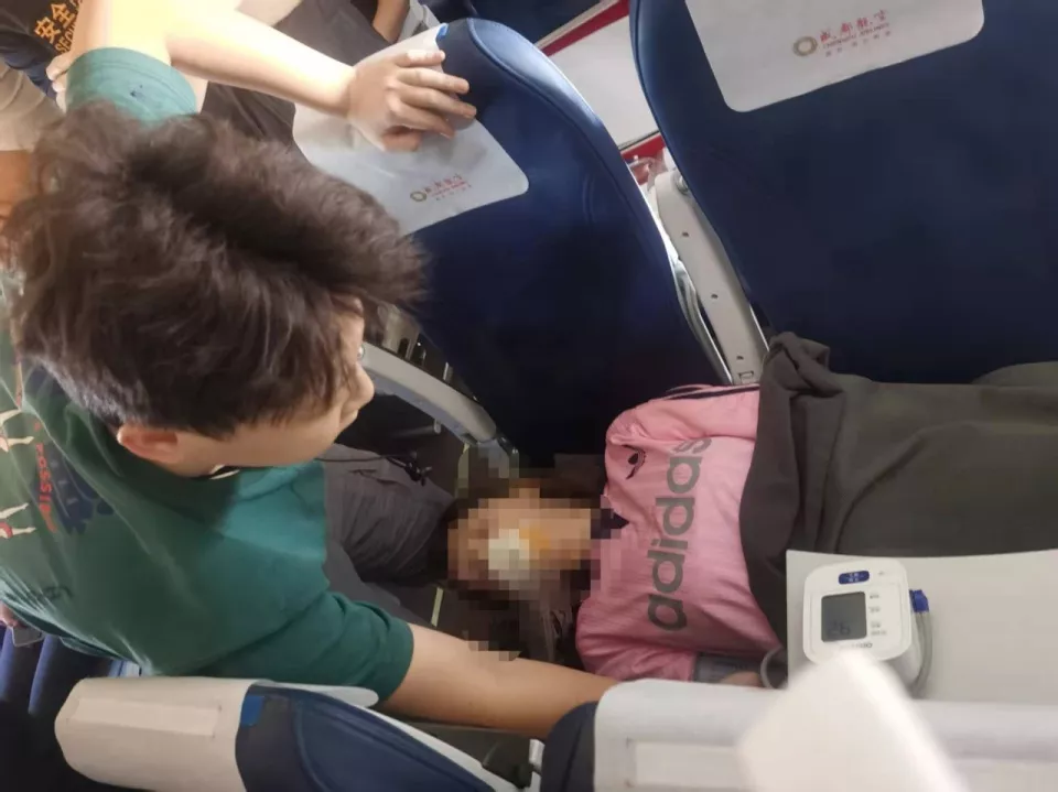 医学生飞机上救人被质疑没有行医资格:我知道边界
