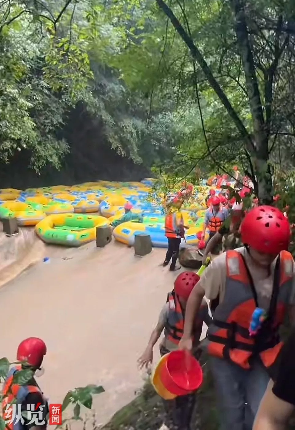 景区女游客玩漂流时被大水冲走? 当地回应了