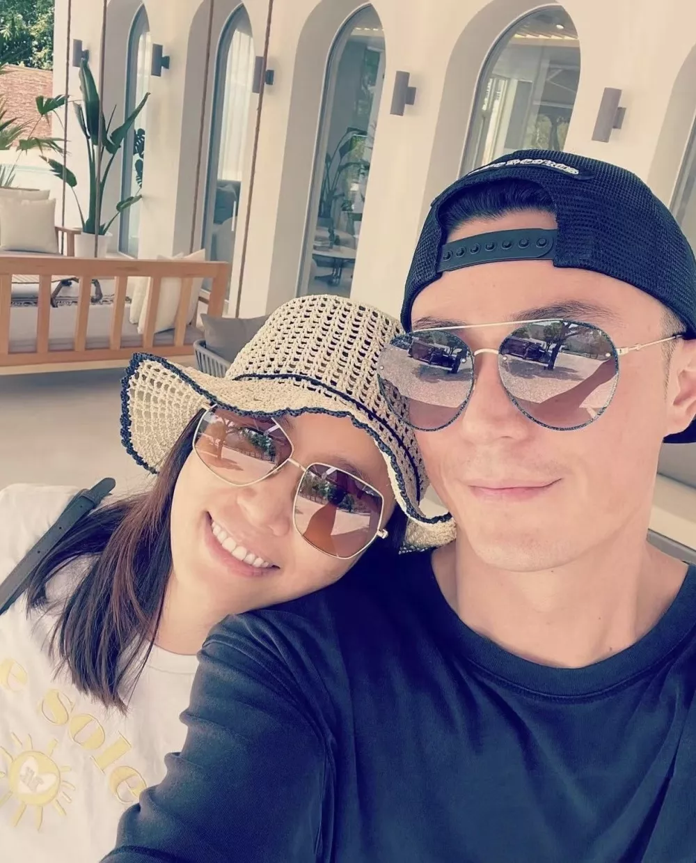 49岁林心如在澳门逛服装店，皮肤白皙细腻像少女