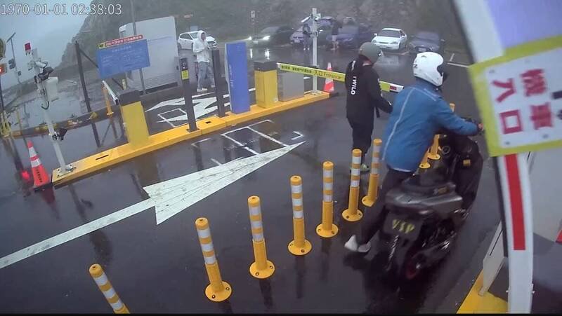 南投仁爱乡武岭停车场,有机车车队遮号牌进入逃票停车,警方将依诈欺罪嫌通知骑士到案说明。(民众提供) 南投仁爱乡武岭停车场,有机车车队遮号牌进入逃票停车,警方将依诈欺罪嫌通知骑士到案说明。(民众提供)