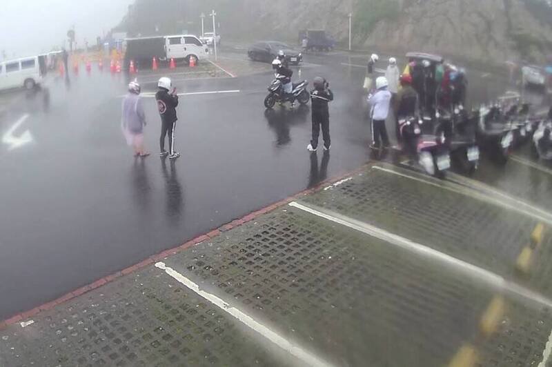南投仁爱乡武岭停车场,有机车车队遮号牌进入逃票停车,甚至直接在停车场烧胎。(民众提供) 南投仁爱乡武岭停车场,有机车车队遮号牌进入逃票停车,甚至直接在停车场烧胎。(民众提供)