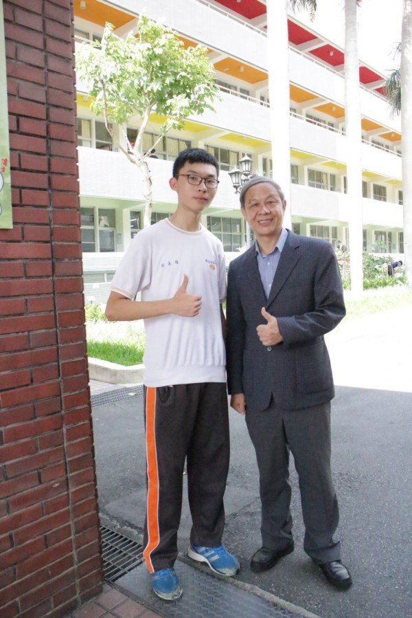 私立景文高中国中部涂为祯(左)会考考35.8分。(景文高中提供) 私立景文高中国中部涂为祯(左)会考考35.8分。(景文高中提供)