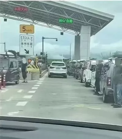 收费站口几十辆老头乐排队上高速 法规明确禁止