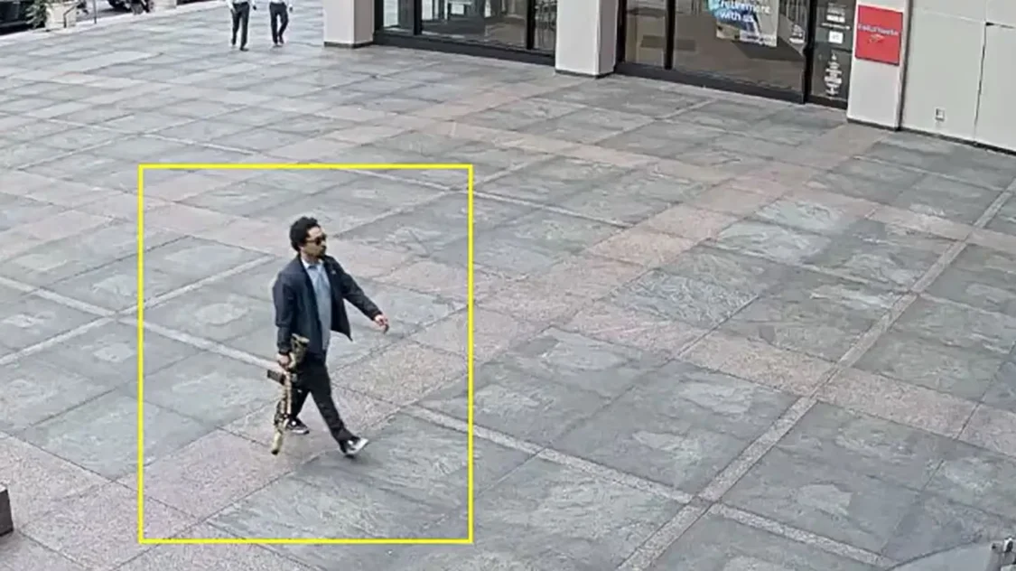 纽约枪击案 枪手戴墨镜提步枪走向作案地画面曝光