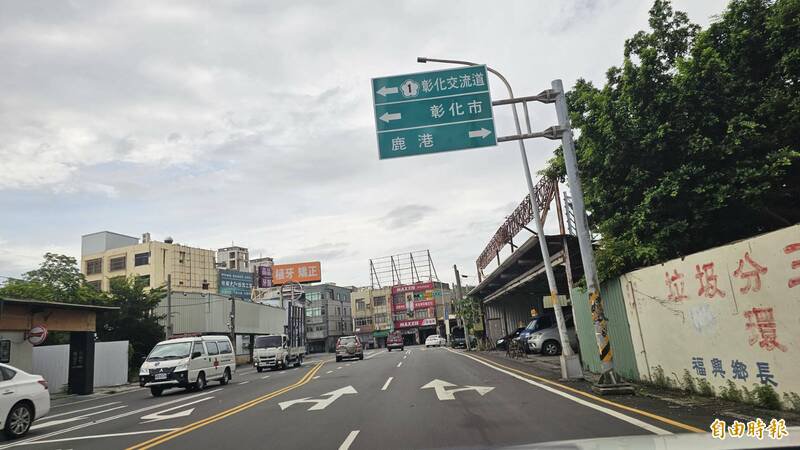 彰化县鹿港、福兴交界的中正路是游客必经道路,已成为最新的罚单地雷。(记者刘晓欣摄) 彰化县鹿港、福兴交界的中正路是游客必经道路,已成为最新的罚单地雷。(记者刘晓欣摄)