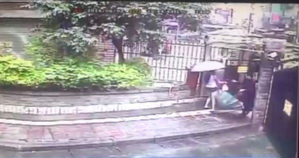 小洁进入社区大门时,还帮眼镜男挡门。(记者吴政峰翻摄) 小洁进入社区大门时,还帮眼镜男挡门。(记者吴政峰翻摄)