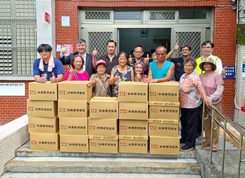 新寿管理维护公司捐赠30份民生物资资助澳花村弱势村民。(图由胡传明提供) 新寿管理维护公司捐赠30份民生物资资助澳花村弱势村民。(图由胡传明提供)