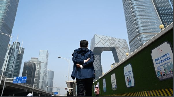 房子贬值 中年失业…他们选择“断臂求生”