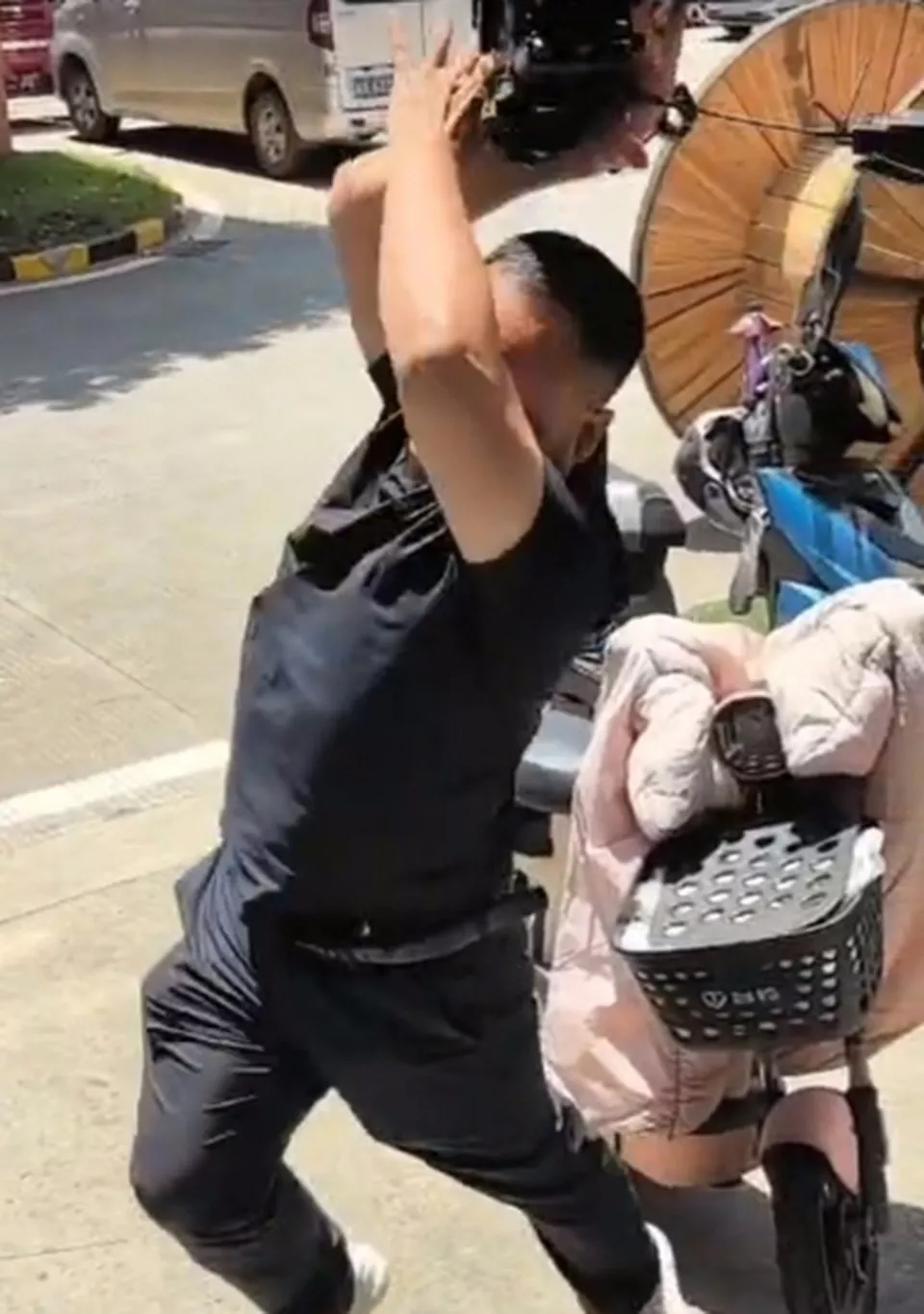 线缆公司负责人打砸记者摄像机被刑拘，地铁方回应