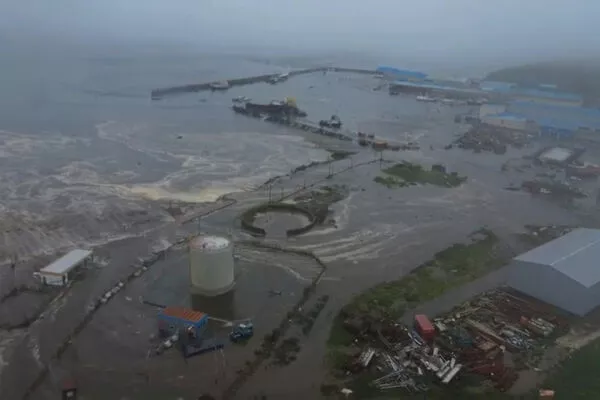 海啸淹没俄港口小镇！空拍画面曝光