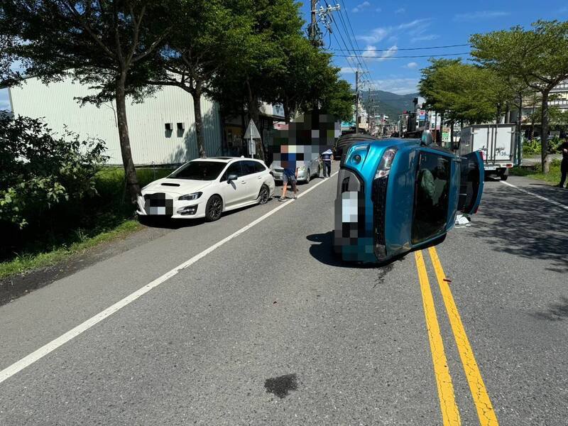 蓝车撞路边白车翻覆横躺在双黄线上。(民众提供) 蓝车撞路边白车翻覆横躺在双黄线上。(民众提供)