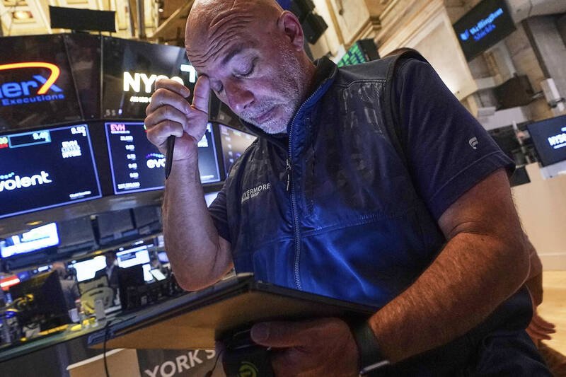 隨著標普500指數不斷刷新歷史新高，有些人開始擔憂，類似網路泡沫時期的市場回調可能即將來臨。（美聯社）