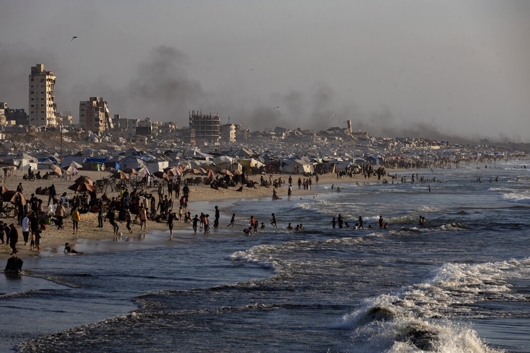 7月,加沙地中海沿岸流离失所的巴勒斯坦人。