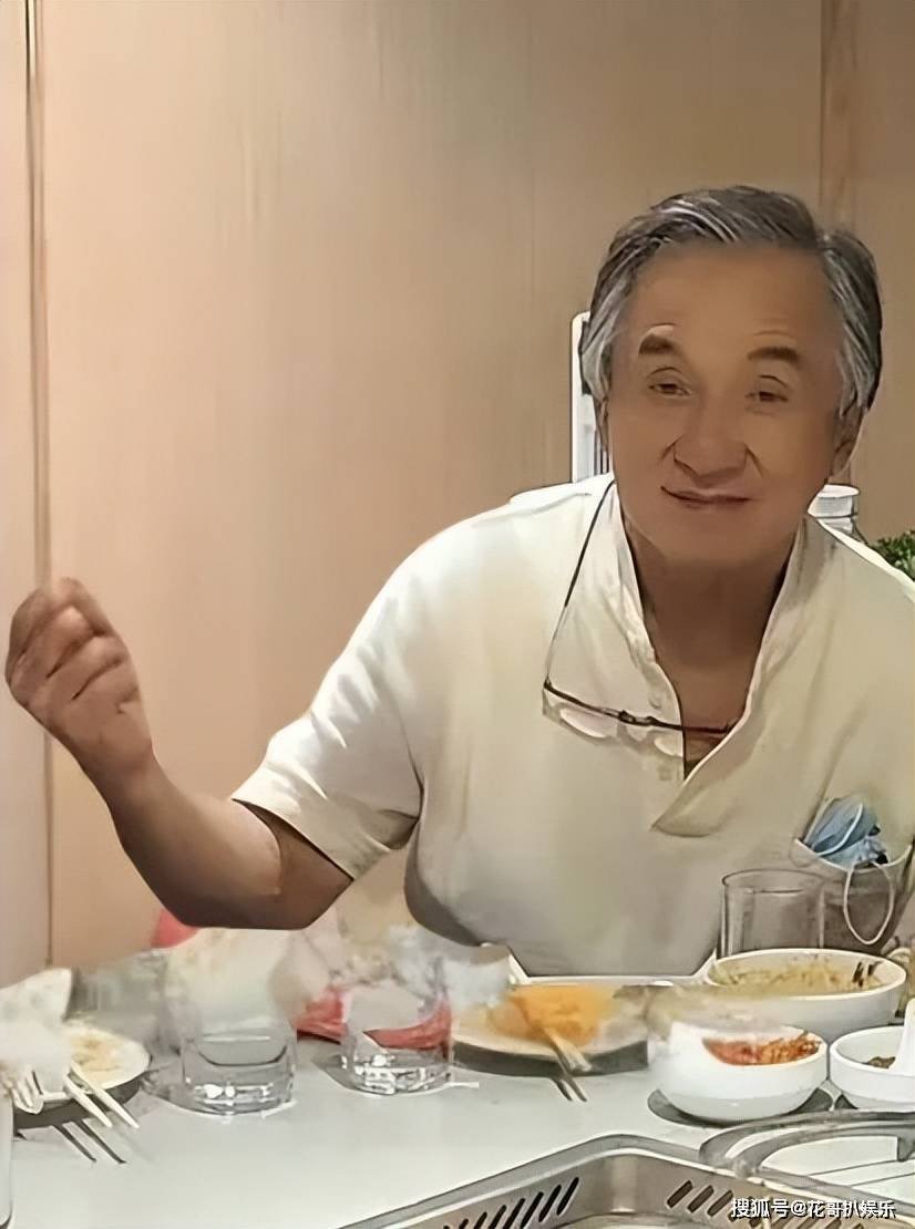 成龙近照 头发花白双眼凹陷 被挖出曾与释永信关系十分亲密