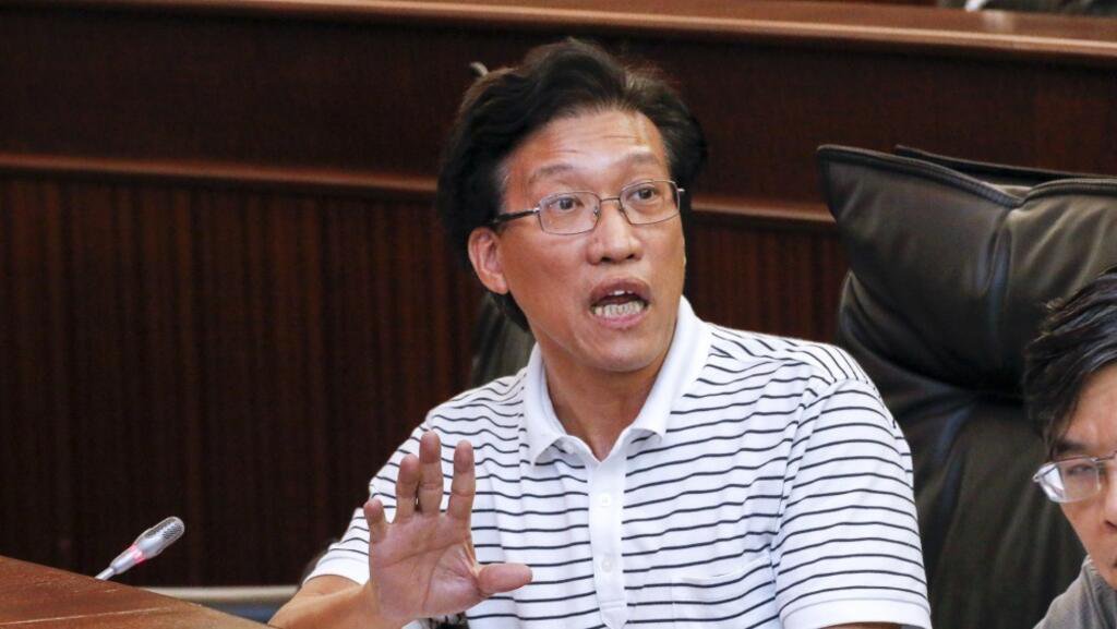 7 区锦新在议会尚能容得下民主派时,不时在立法会内为民生事务发言。2025年7月31日 7 区锦新在议会尚能容得下民主派时,不时在立法会内为民生事务发言。2025年7月31日