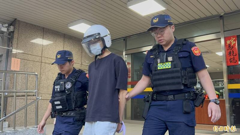 男子刘柏葳被移送检方侦办。（记者邱俊福摄）