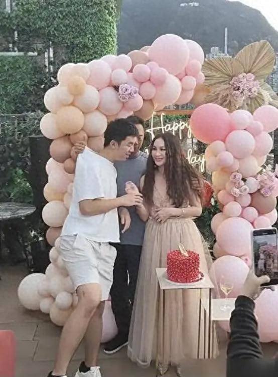 港知名女星生日宴 老公做出一奇怪动作 被指与继子相处没分寸