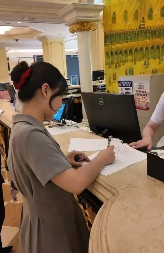 记者体验入住流程。图/九派新闻 余兆晨