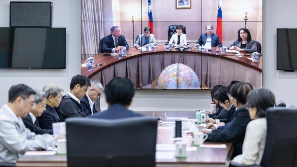 台湾总统赖清德7月8日深夜与正在华盛顿进行台美关税谈判的团队进行视频会议。 台湾总统赖清德7月8日深夜与正在华盛顿进行台美关税谈判的团队进行视频会议。