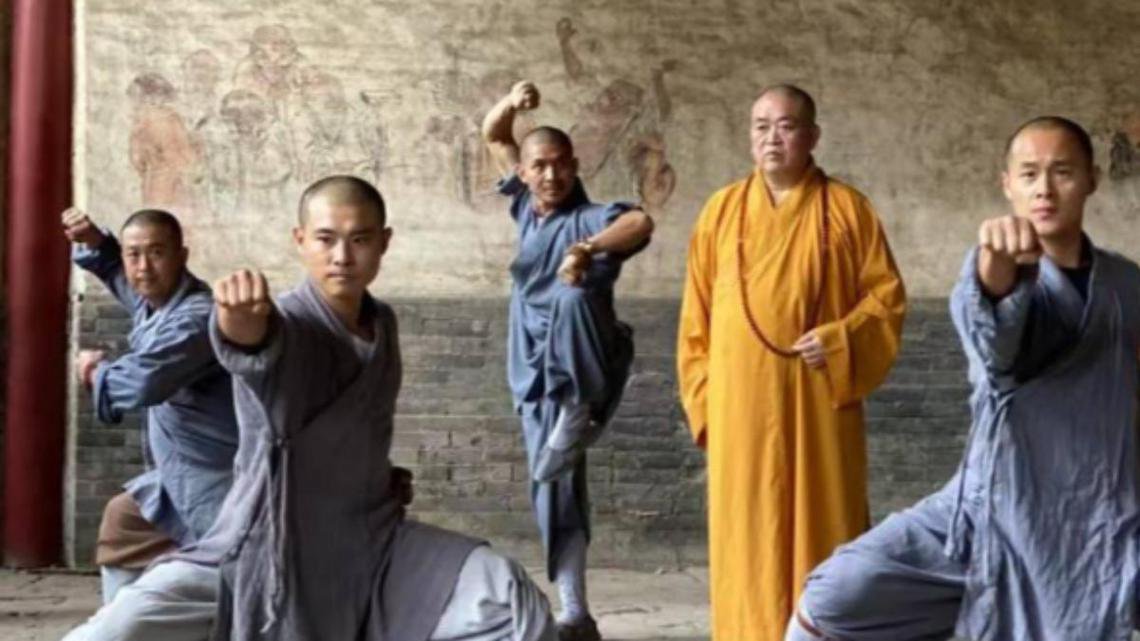 释永信(右二)22岁掌管少林寺,34岁做少林寺方丈,至今已有26年。 (互联网) 释永信(右二)22岁掌管少林寺,34岁做少林寺方丈,至今已有26年。 (互联网)