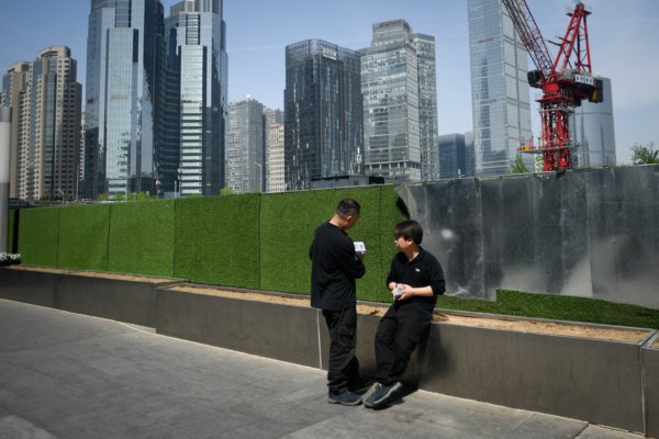 中国房市雪崩 百万房产跌剩零头 专家示警