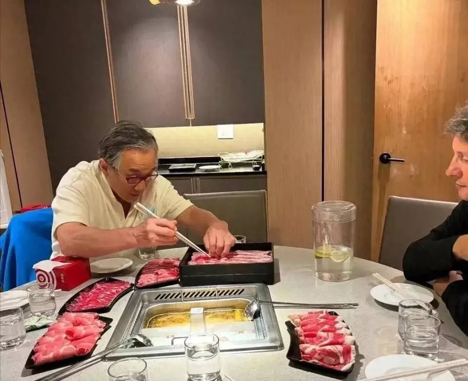 71岁成龙断崖式衰老,年轻时太拼命,透支身体太多