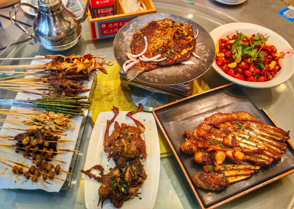 这座中部城市，想靠烧烤灵魂三件套出圈