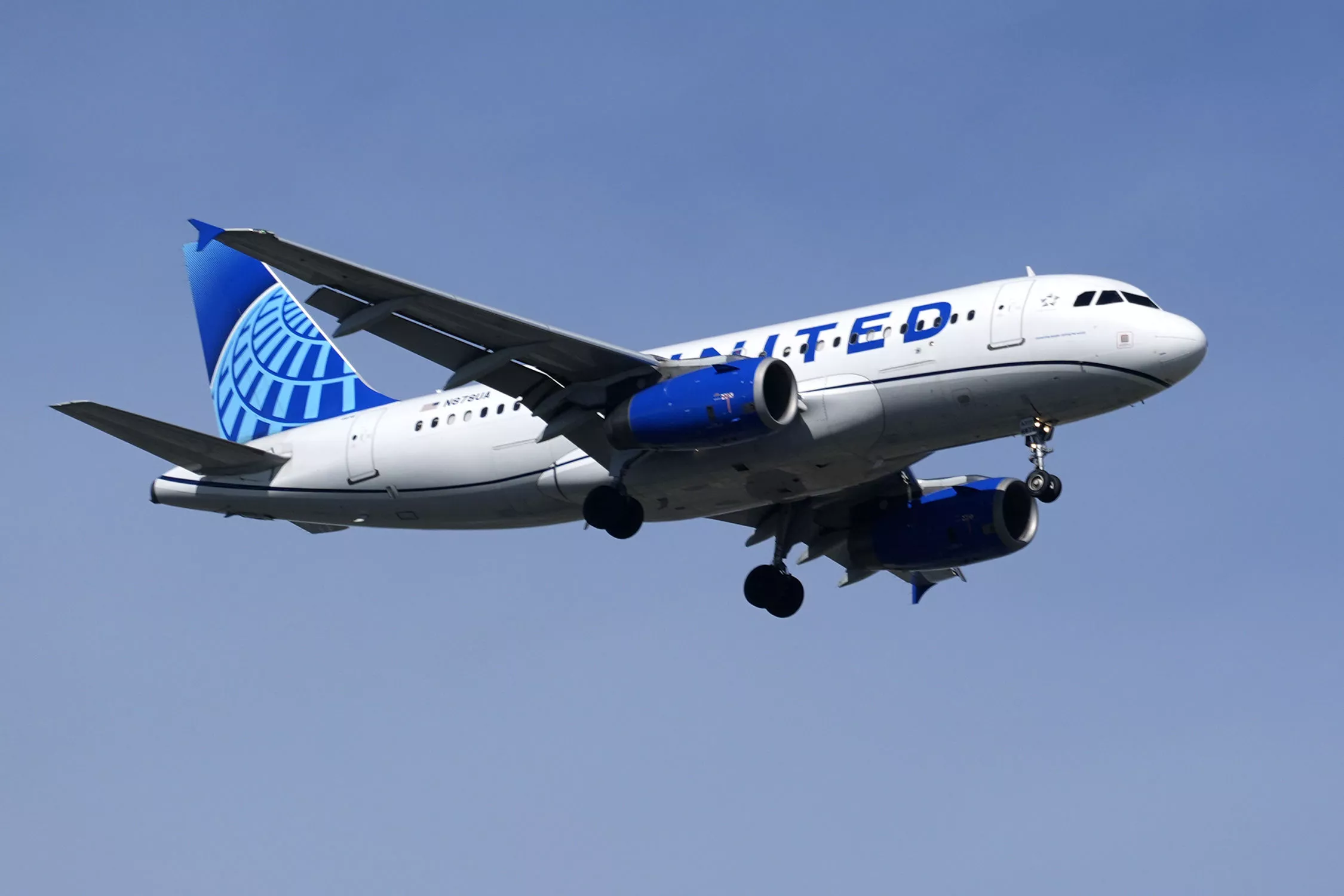 美联航波音787引擎故障 喊Mayday求救!紧急泄油折返