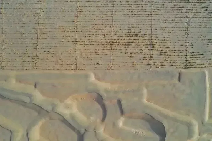 2024年6月15日在新疆和田地区于田县阗东防沙治沙综合示范区拍摄的沙漠边缘（无人机照片）/新华社记者 丁磊 摄