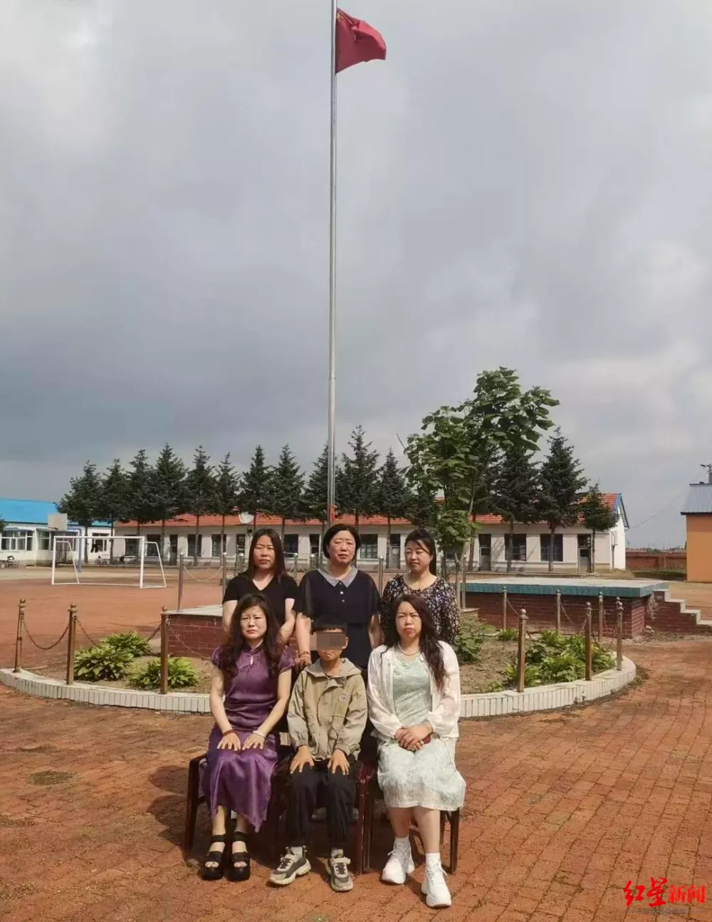 5个老师1个学生,一个人的村小毕业典礼